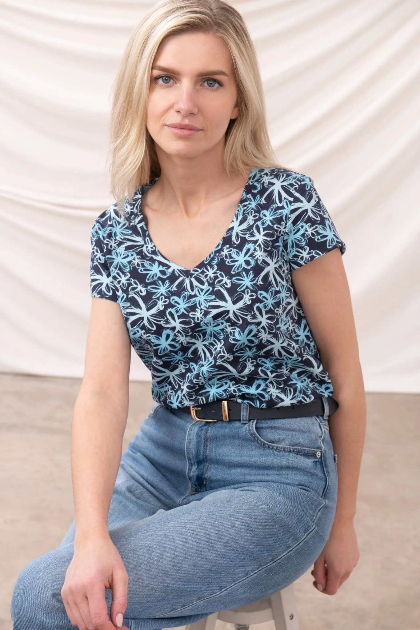 Ariana Tee - Navy Floral Hypoallergenic fabric Essential Look