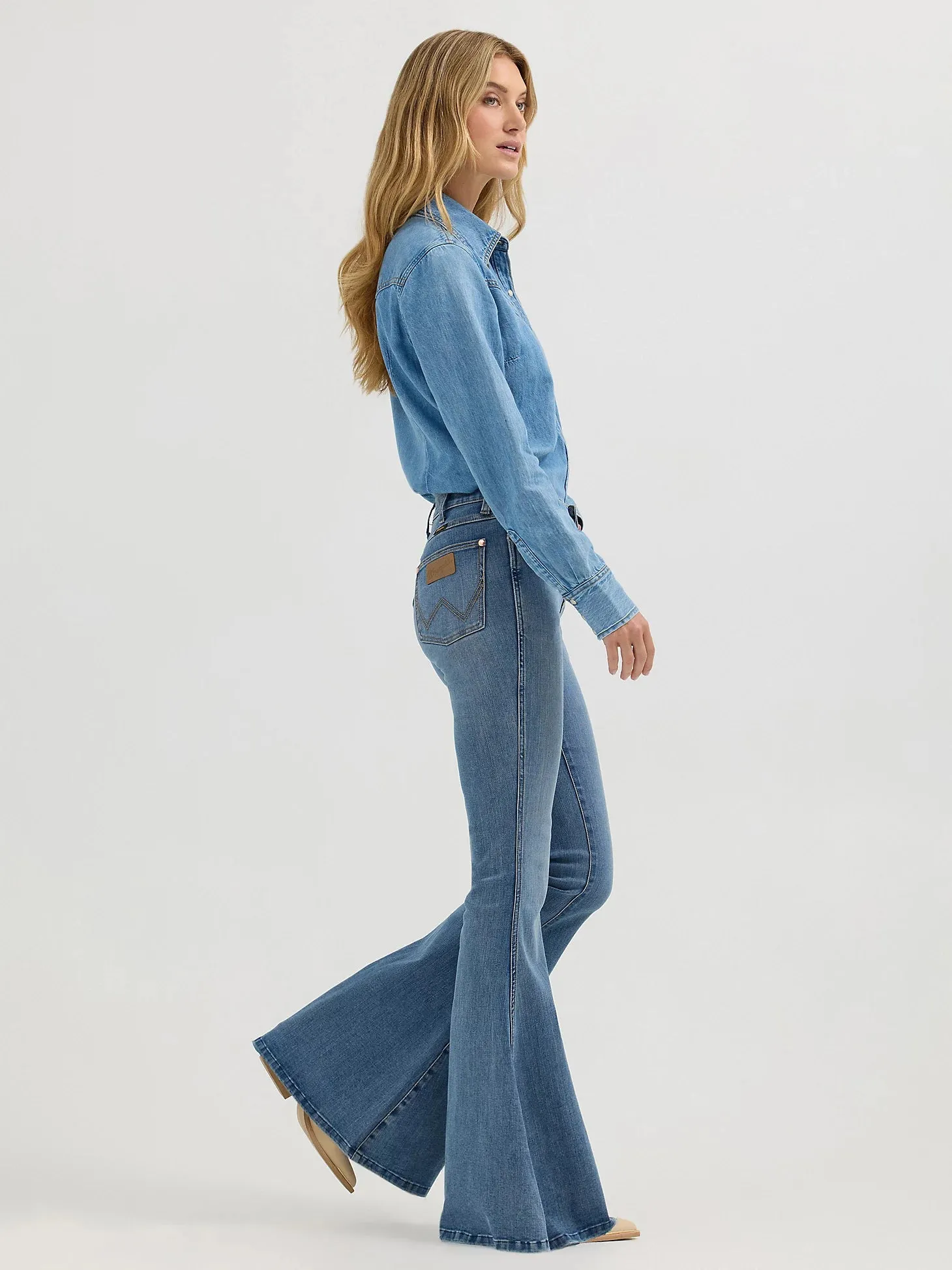 Everyday Loose Music Event Wrangler x Lainey Wilson Daydream Bell Bottoms in Daydream Wash