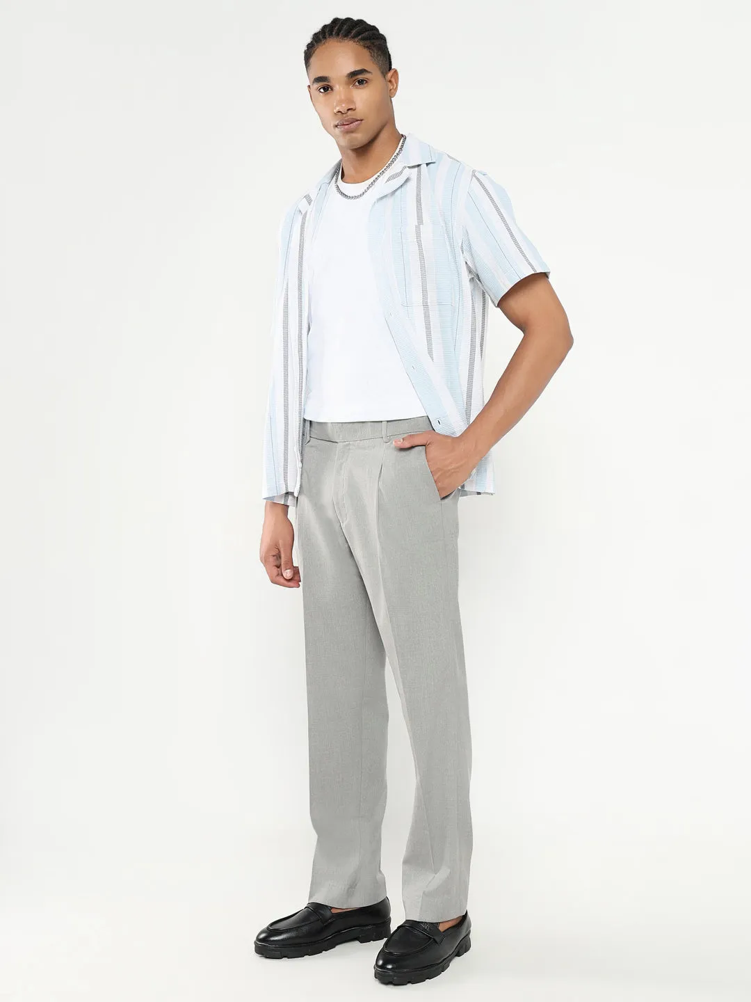 Comfortable Fit Look Men's Grey Solid Pleated Low-Rise Trousers