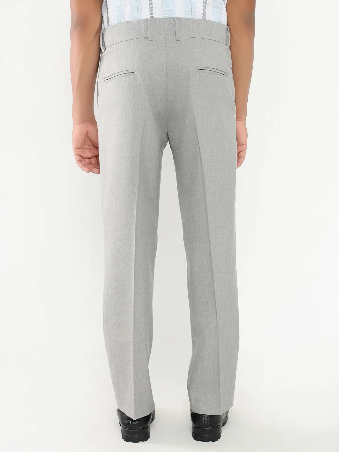 Men's Grey Solid Pleated Low-Rise Trousers Body Aligned MultiPocketSystem
