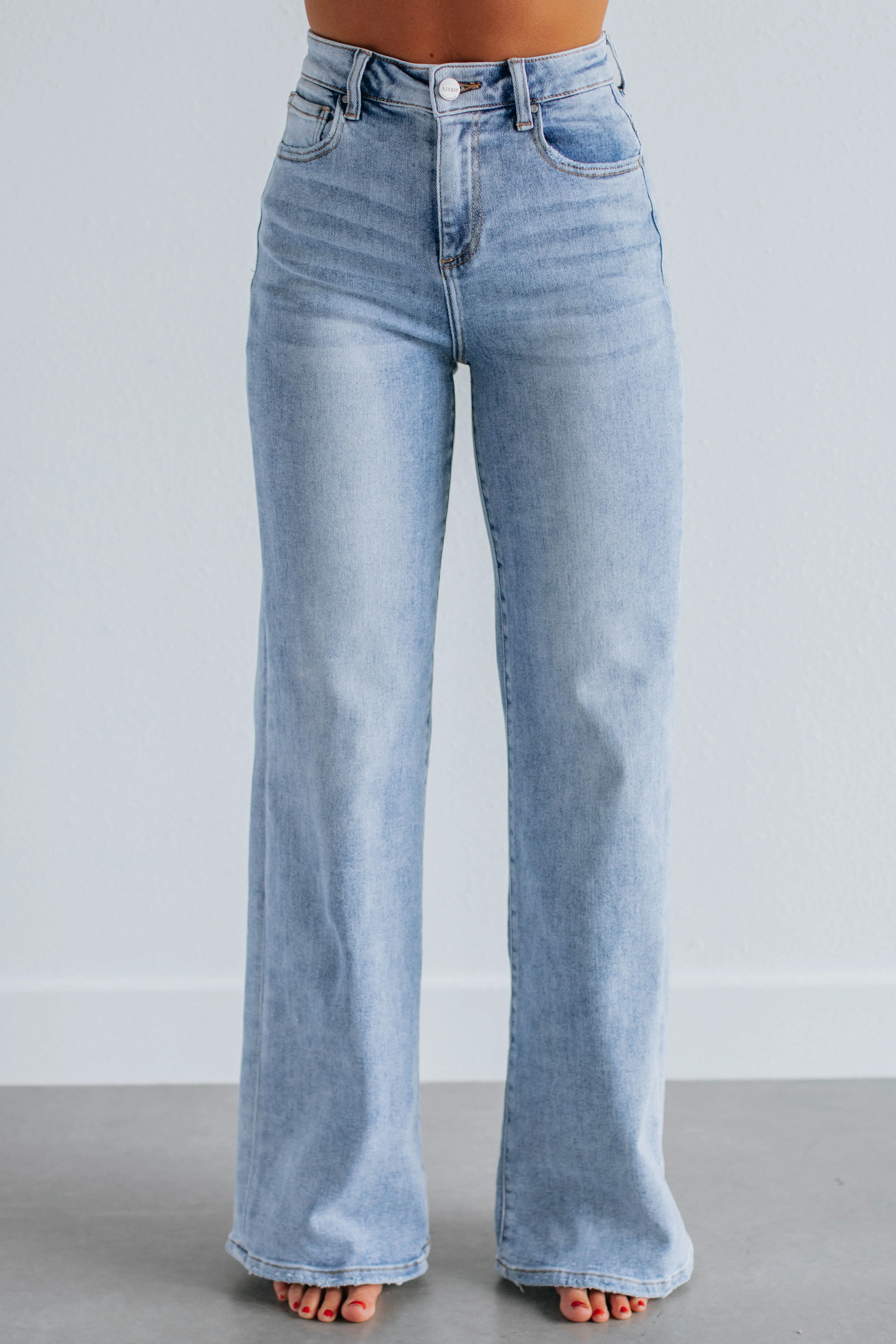 Work Meeting Trendy Modern Minimalist Montana Risen Jeans - Light Wash