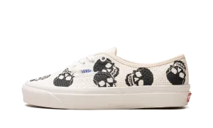 Needlepoint Authentic 44 DX "Skulls" Memory Foam Airport Travel Summer Base