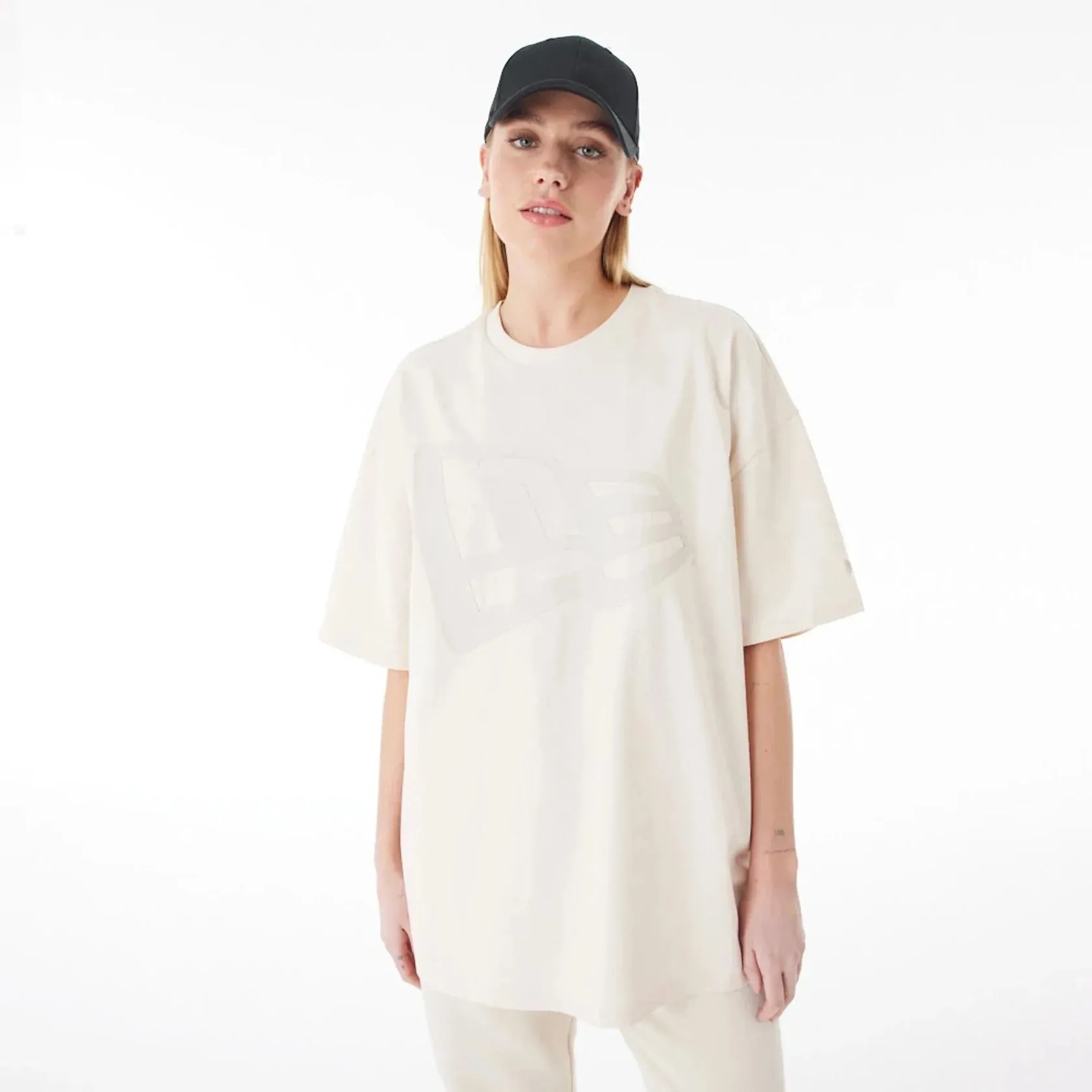 NEW ERA Flag Cream Oversized T-Shirt Sleek Layer Modern Outfit