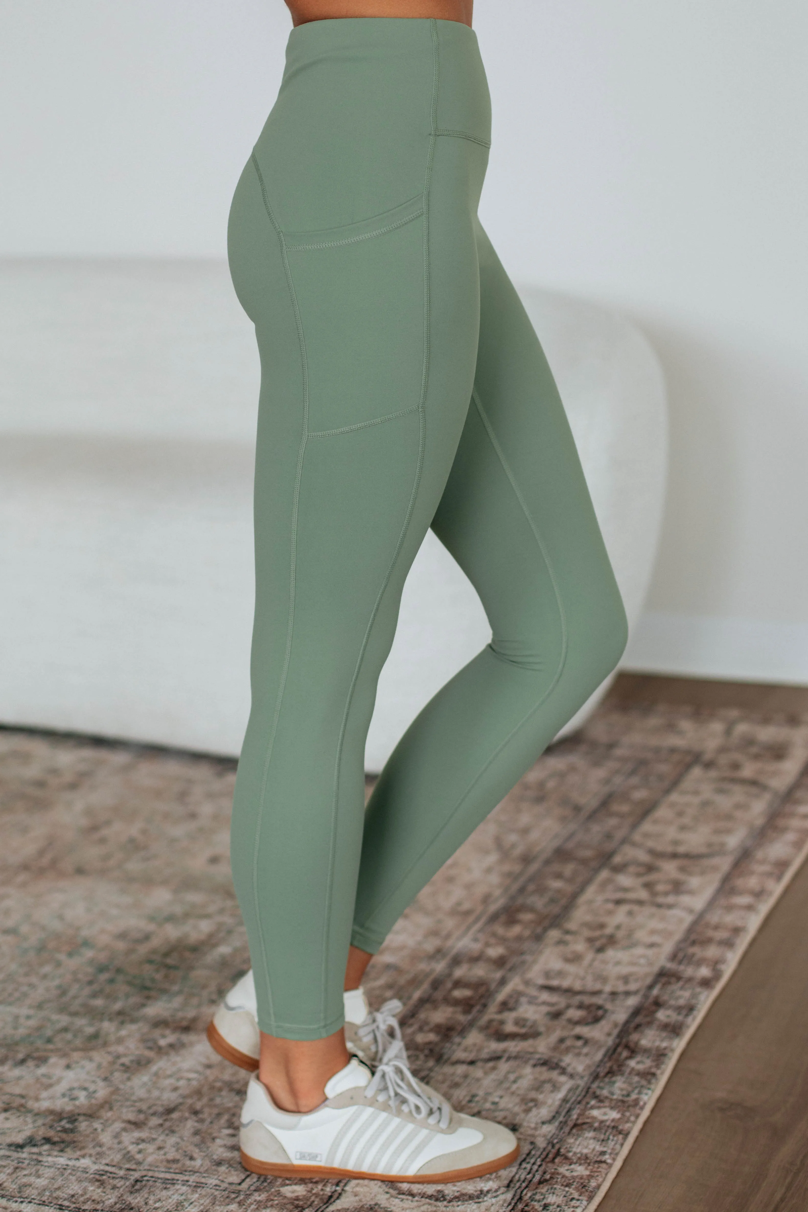 Pro Athlete Travel Outfit Pro Athlete Weekend Trip Maylor Active Leggings - Aloe