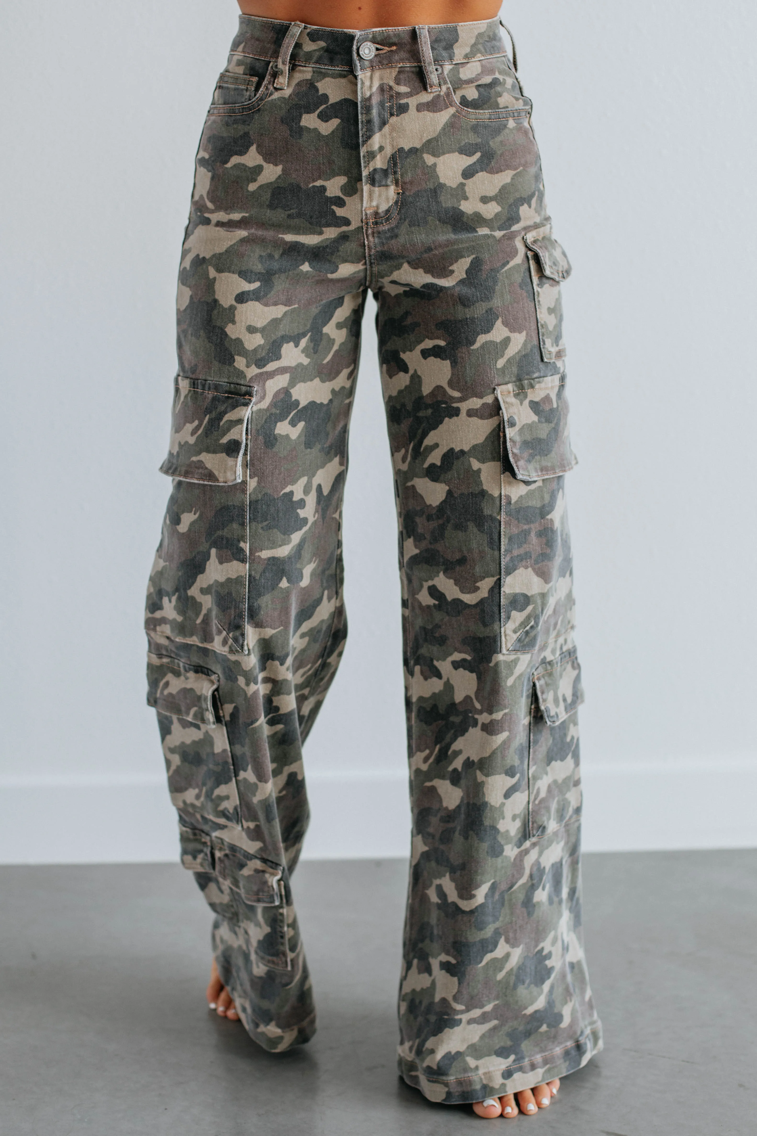 Curved Seam Construction Hidden Rivet Details Nori Hidden Cargo Jeans - Camouflage