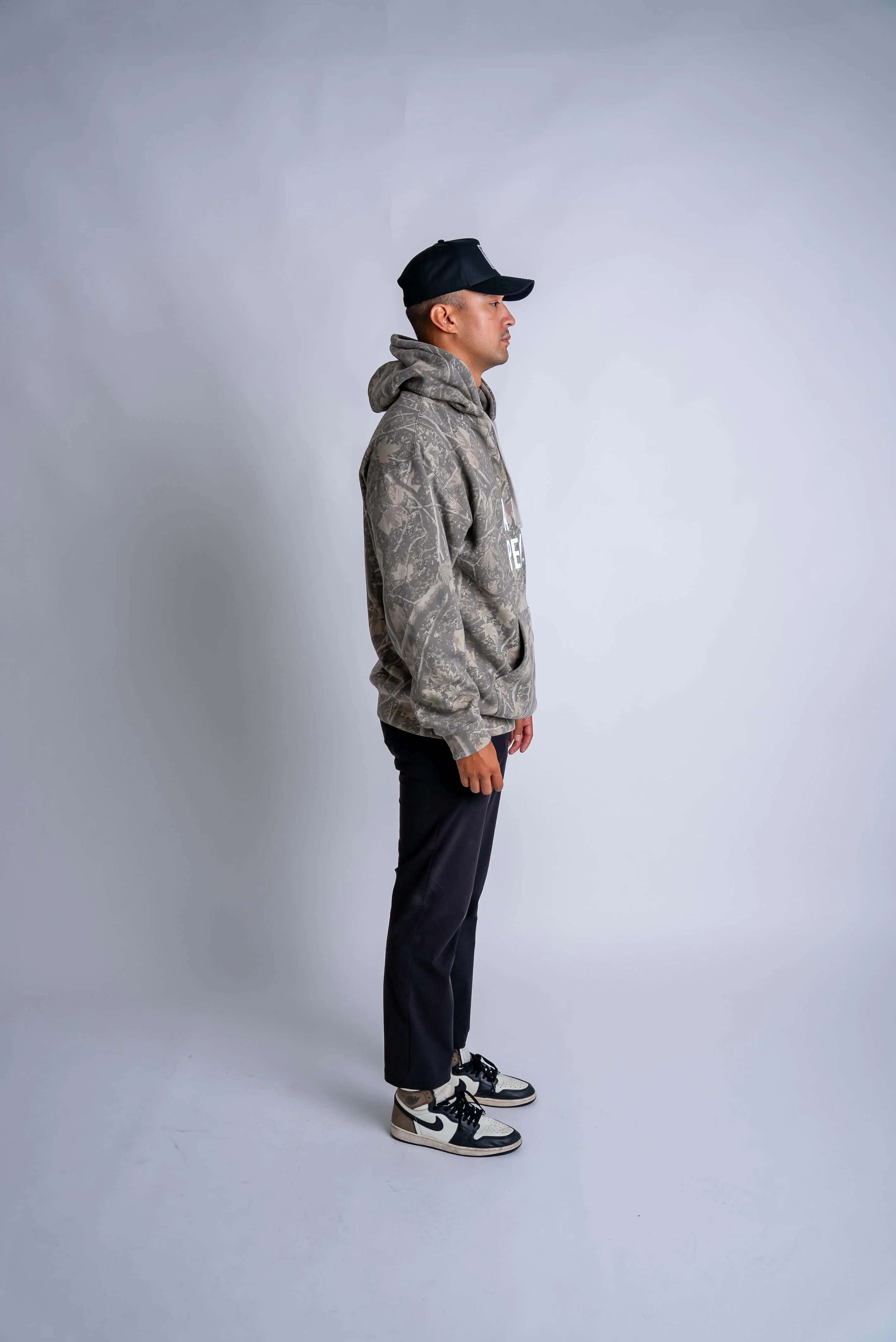 Signature Mid-Weight Hoodie - Deadwood Camo product buckle functionality