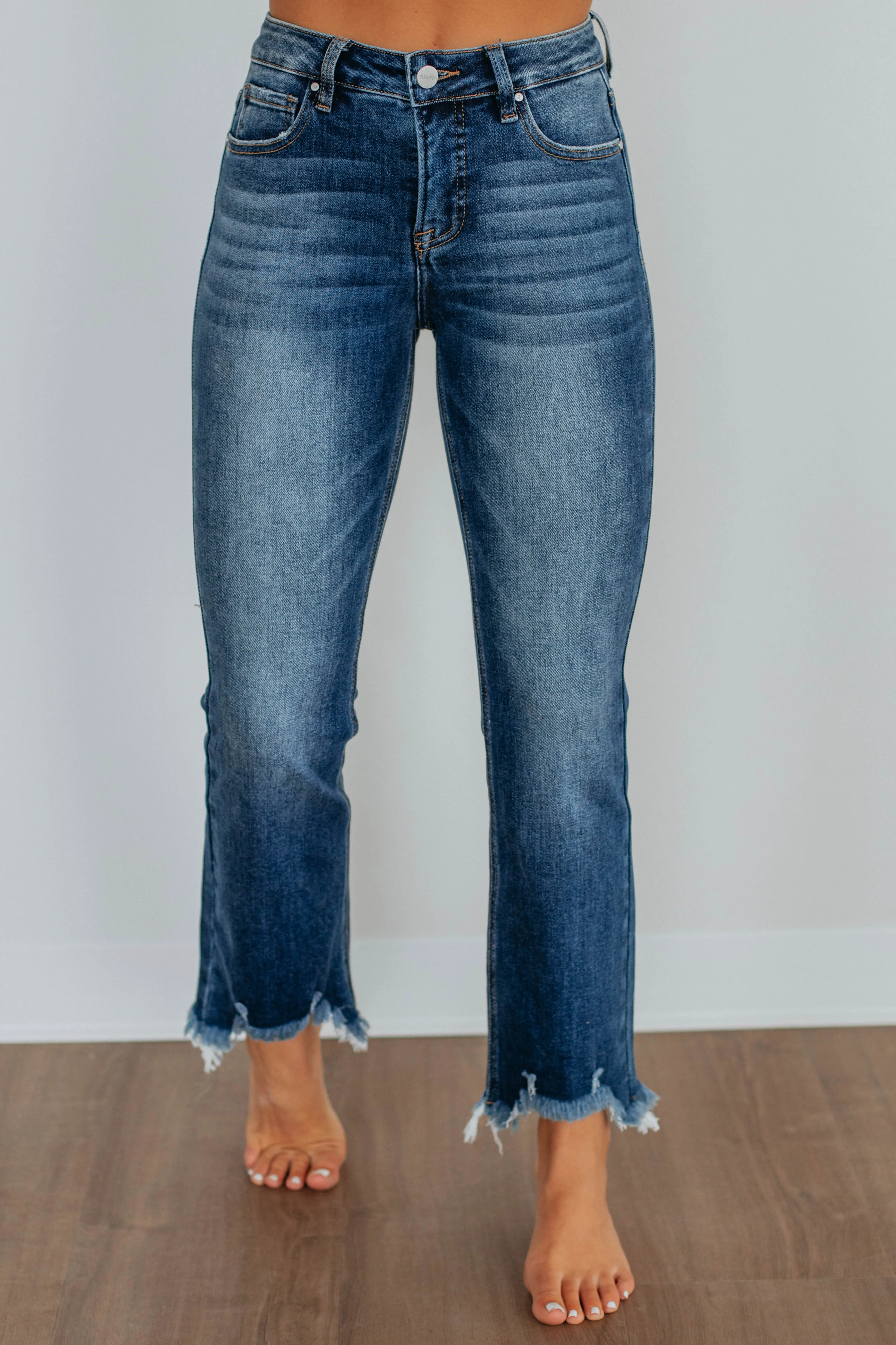 Straight Cut Festival Outfit Minimalist Style Neona Risen Jeans - Dark Wash