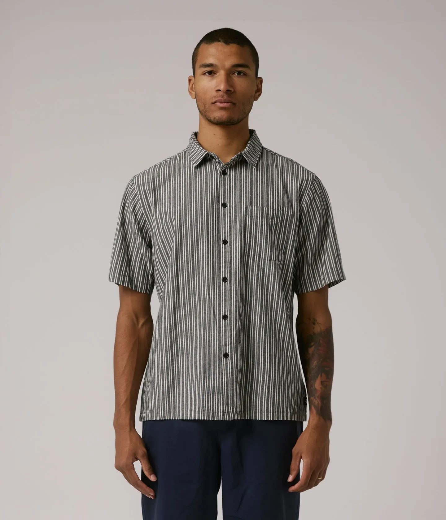 Relax Fit Design Short sleeved breeziness REYNOLDS STRIPE SS SHIRT // BLACK