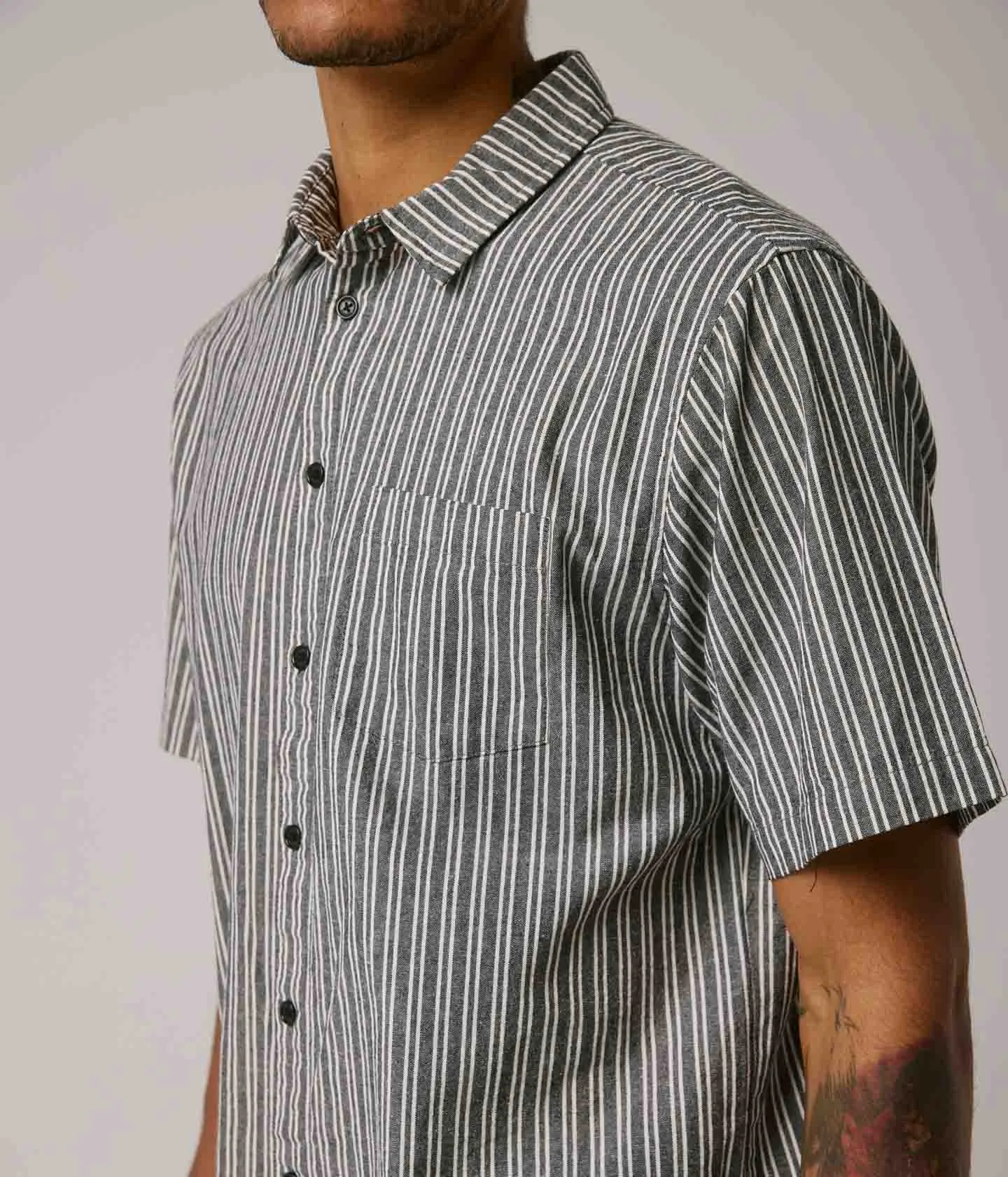 Button Down REYNOLDS STRIPE SS SHIRT // BLACK