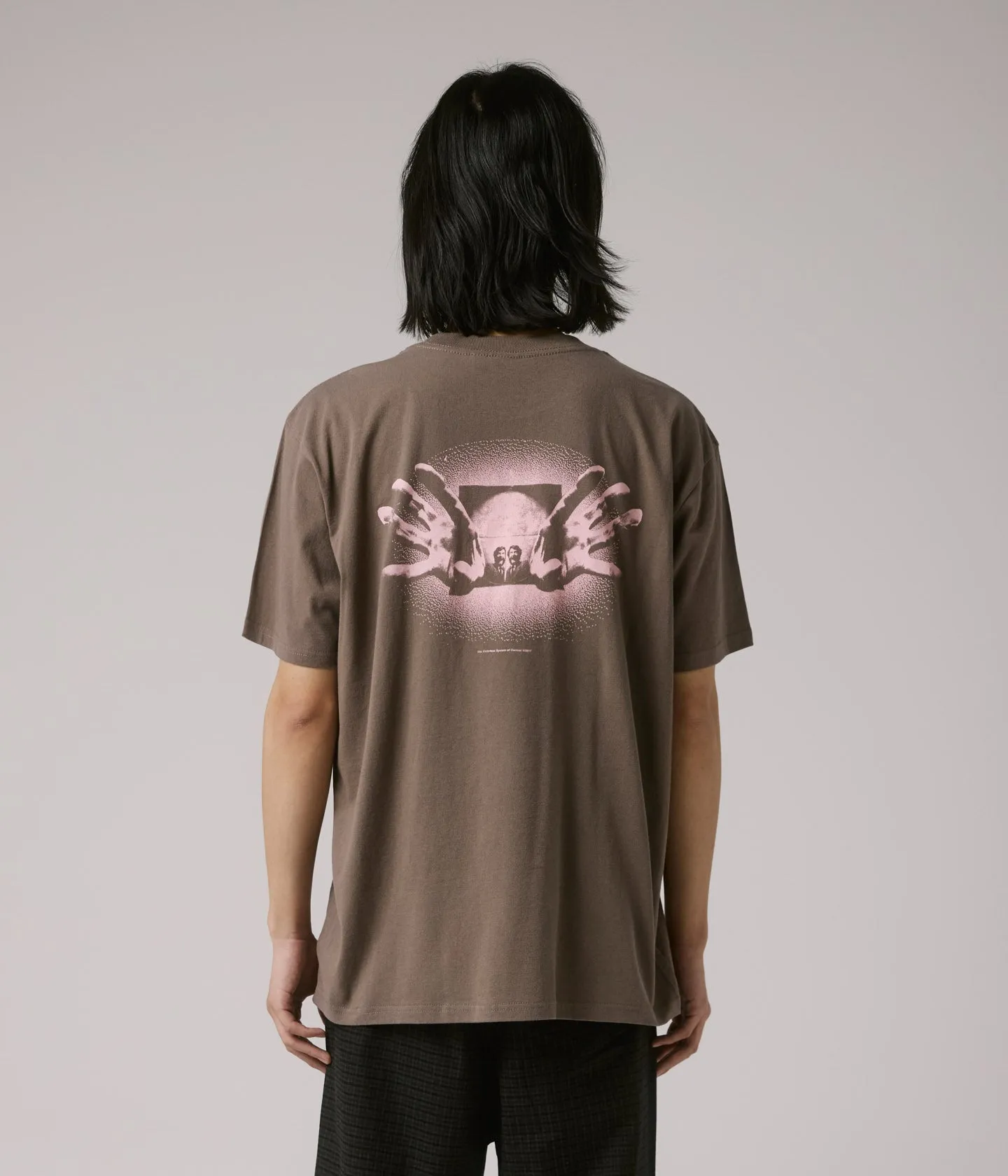 Cool and casual Tagless Neckline HANDS T-SHIRT // TAUPE