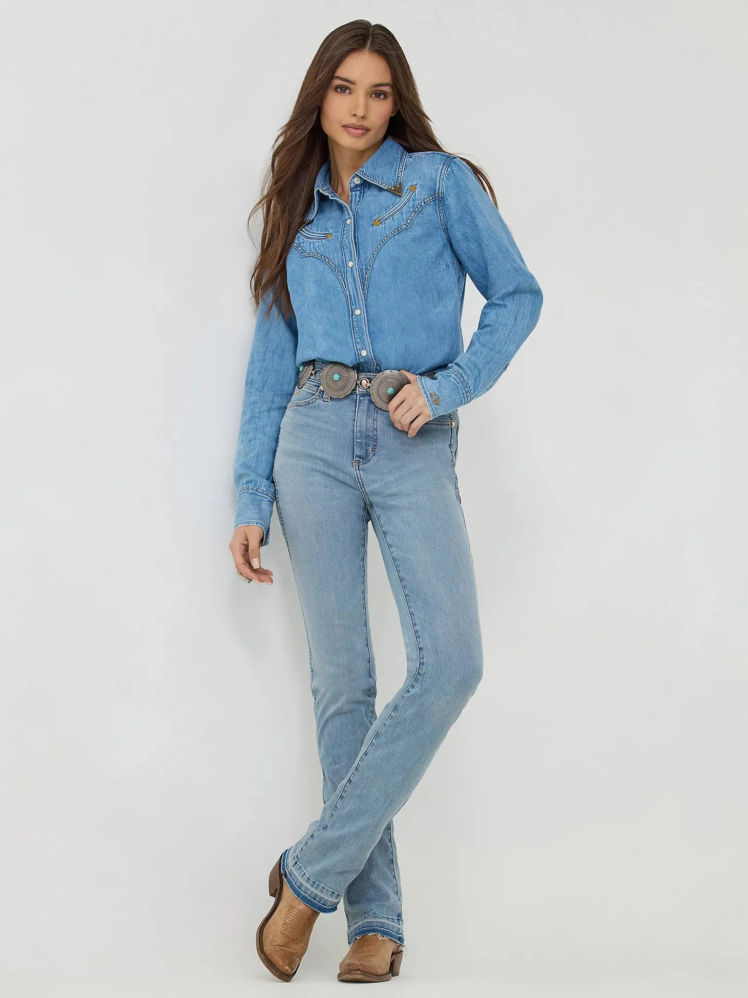 Picnic Style Creative Look Minimalist Style Wrangler x Lainey Wilson Raw Hem Boot Huggers in Sky Wash